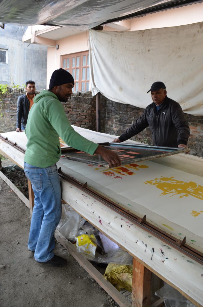 Printværkstedet i Nepal hvor alle Hoddans printede tørklæder bliver farvelagt. Det er lag nummer 2 af Burgundiatørklædet der ses i produktionen.